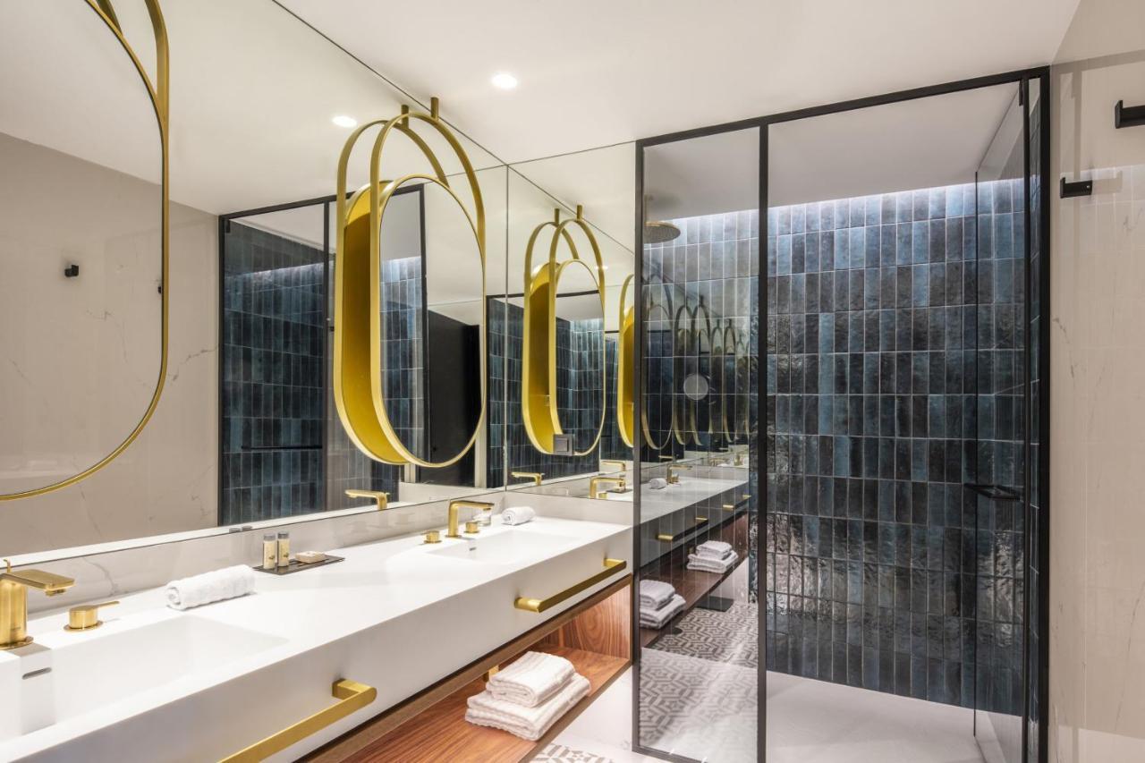 Renaissance Porto Lapa Hotel Eksteriør billede Bathroom