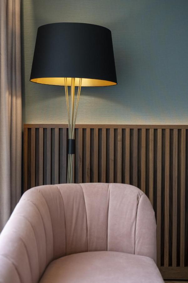 Renaissance Porto Lapa Hotel Eksteriør billede A floor lamp
