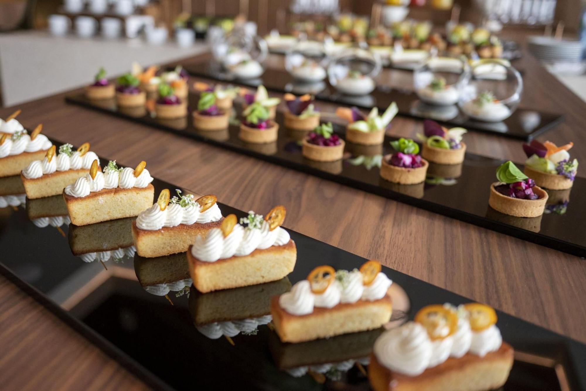 Renaissance Porto Lapa Hotel Eksteriør billede A selection of desserts