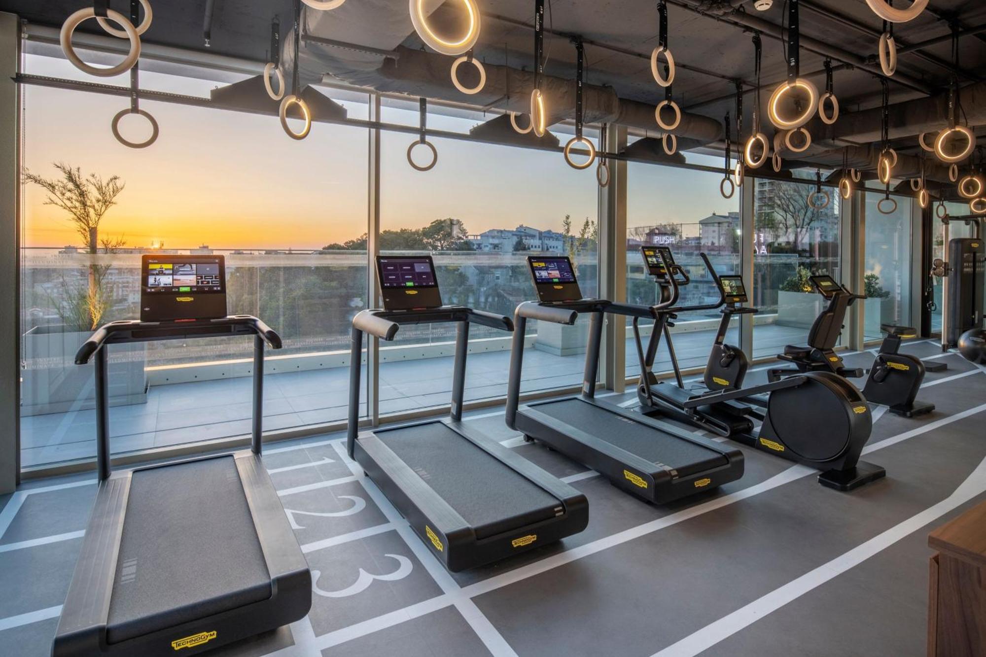 Renaissance Porto Lapa Hotel Eksteriør billede The gym at the 1001 Olympic Boulevard building